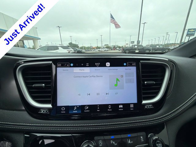 Used 2026 Chrysler Pacifica Select FWD image 33