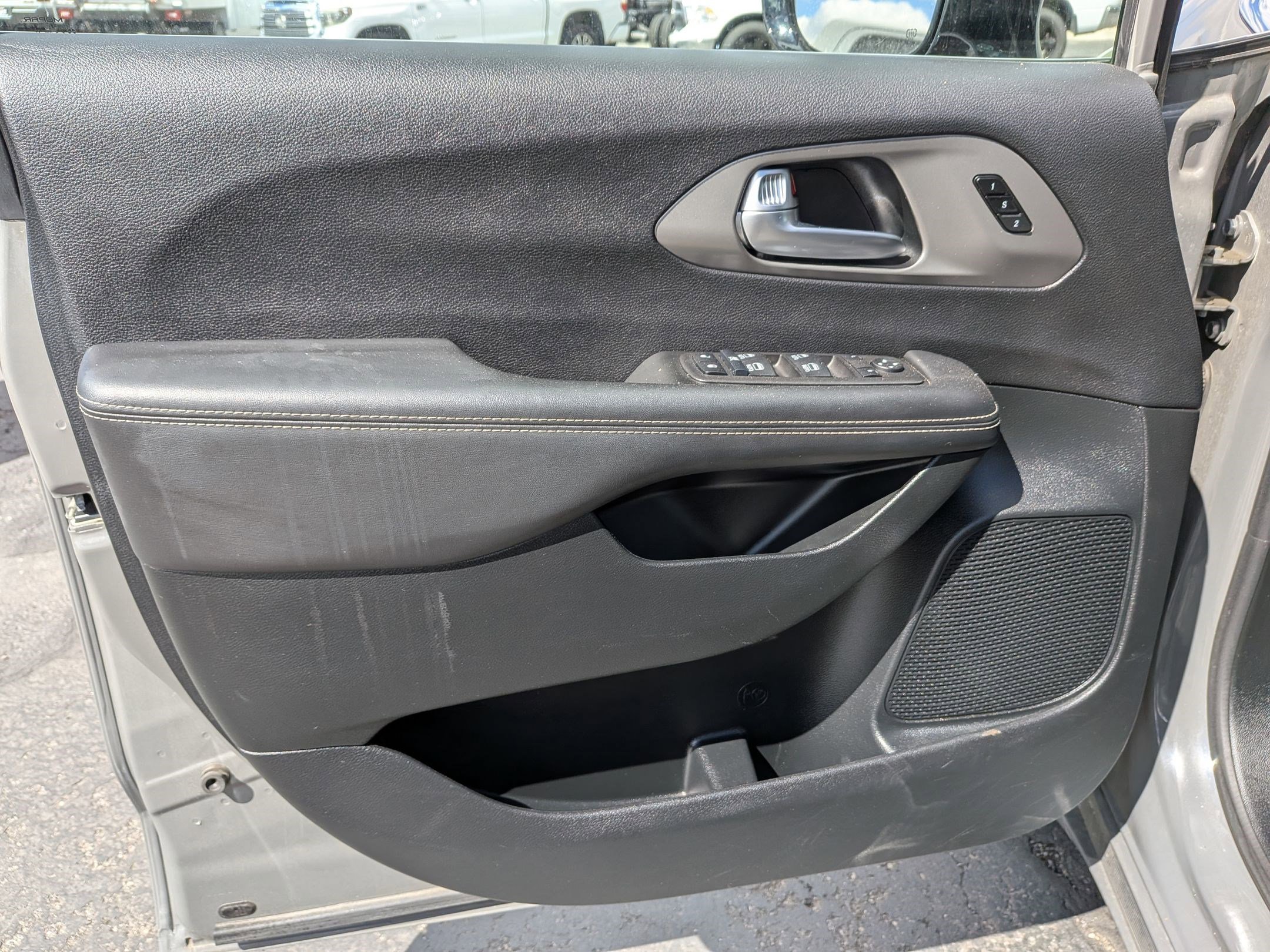 Used 2025 Chrysler Pacifica Select image 14