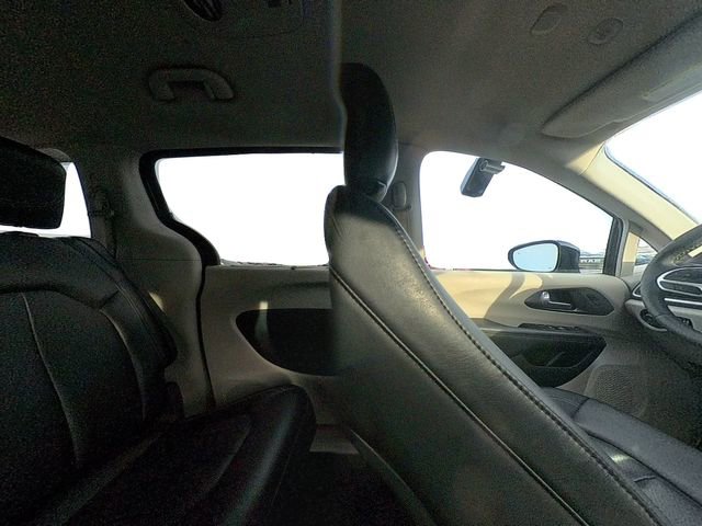 Used 2024 Chrysler Pacifica Touring-L image 35