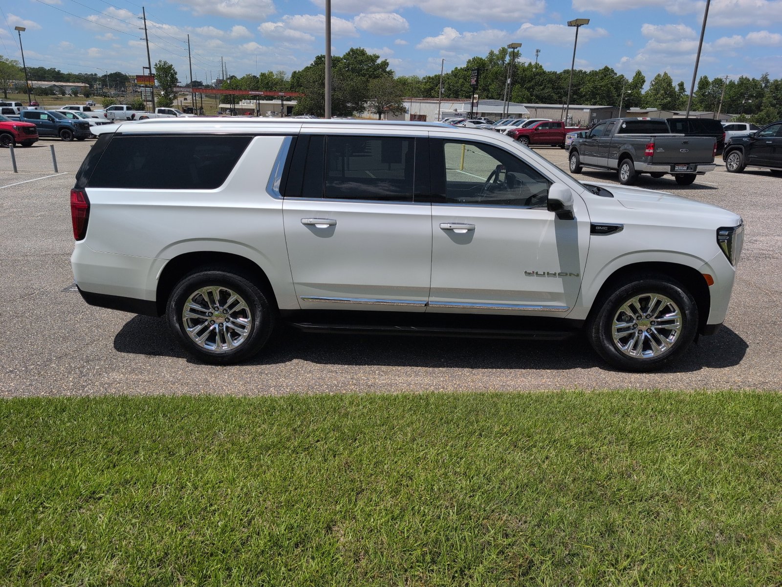 Used 2023 GMC Yukon XL SLT w/ SLT Luxury Package image 8