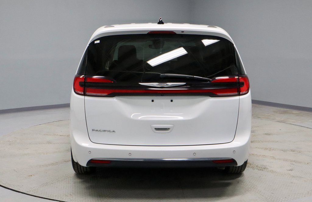 Used 2023 Chrysler Pacifica Touring-L image 5