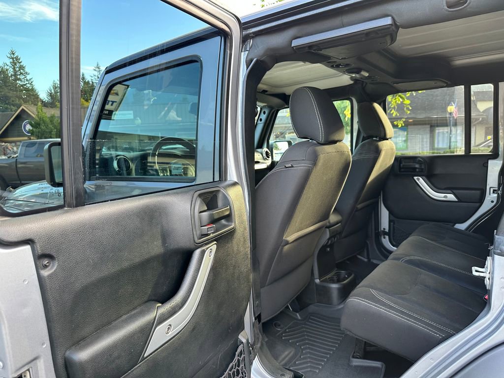 Used 2018 Jeep Wrangler Unlimited Sahara w/ Connectivity Group image 17