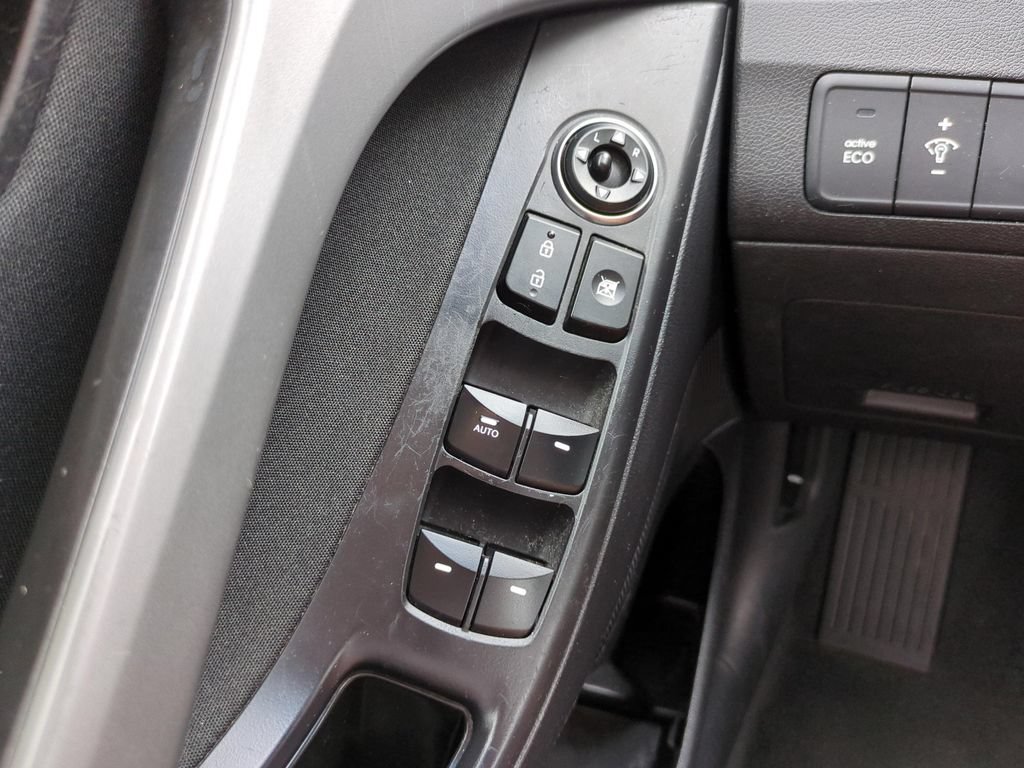 Used 2015 Hyundai Elantra SE w/ Option Group 03 FWD image 17