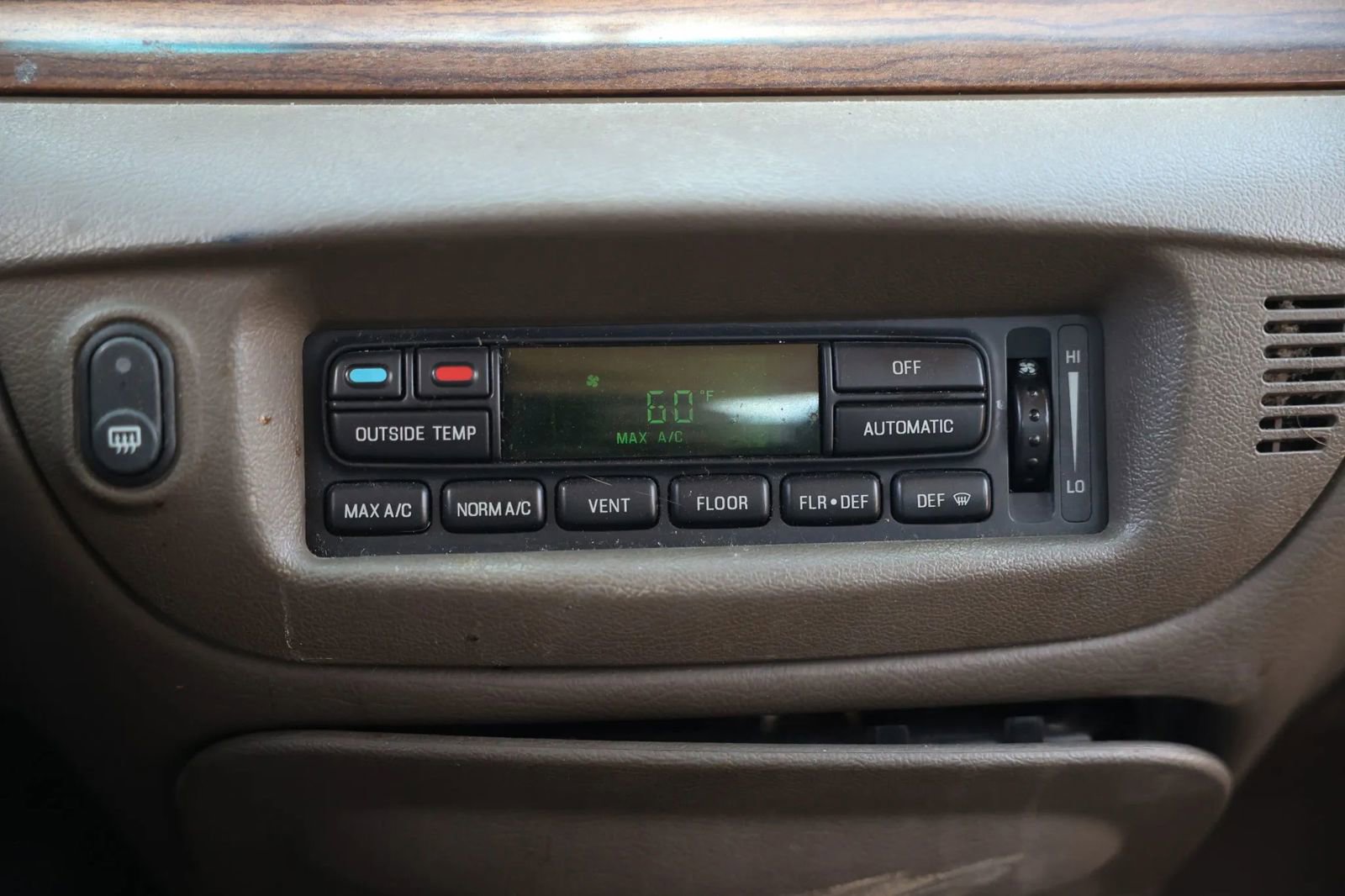 Used 2004 Ford Crown Victoria LX RWD image 28