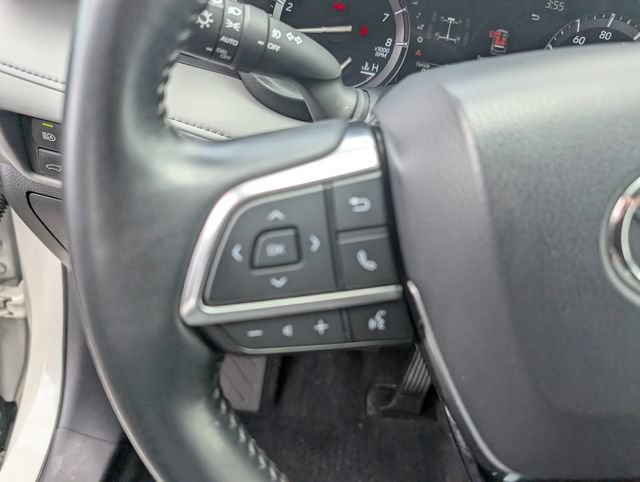 Used 2020 Toyota Highlander XLE AWD/4WD image 16