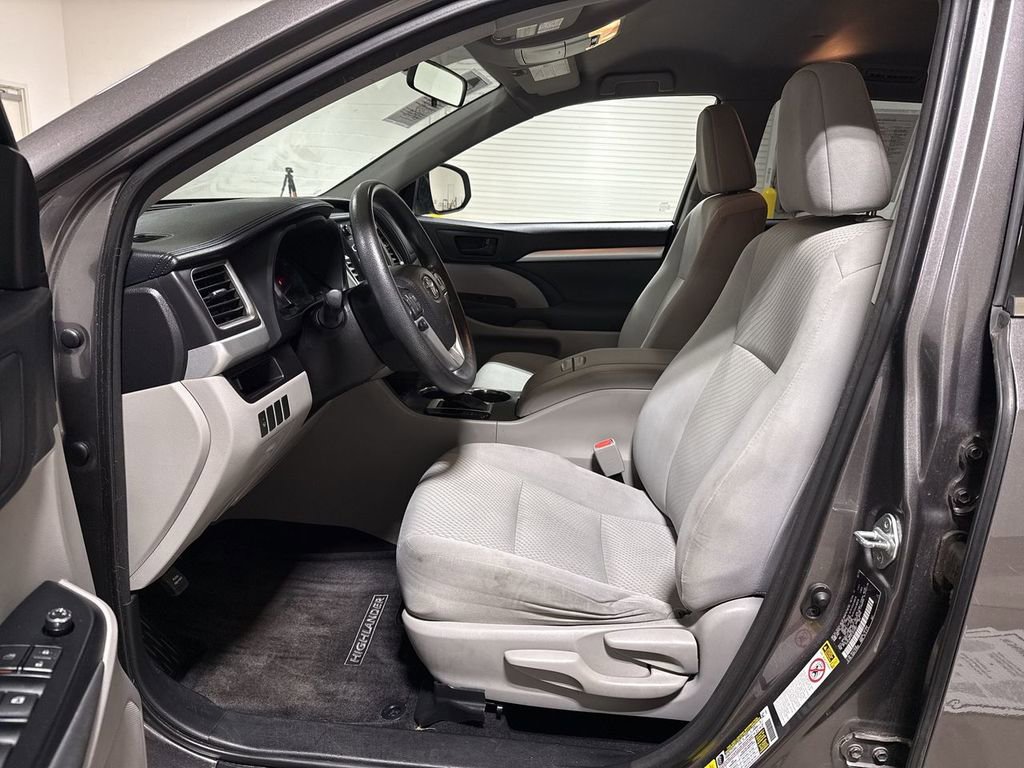 Used 2015 Toyota Highlander LE image 19
