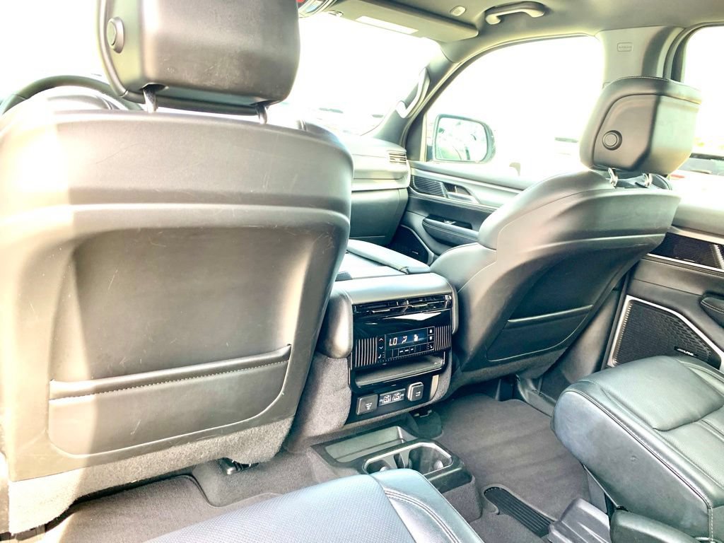 Used 2025 Jeep Wagoneer L Series II AWD/4WD image 19