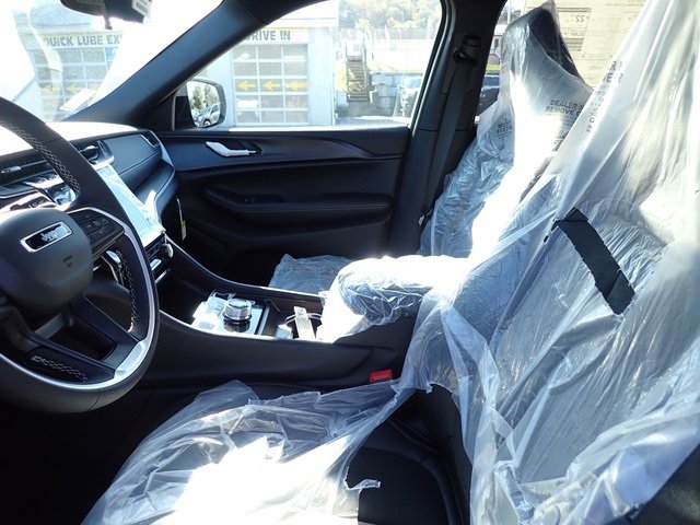 New 2025 Jeep Grand Cherokee Altitude image 12