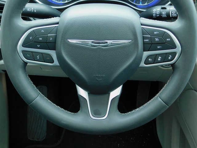 Used 2023 Chrysler Pacifica Limited image 4