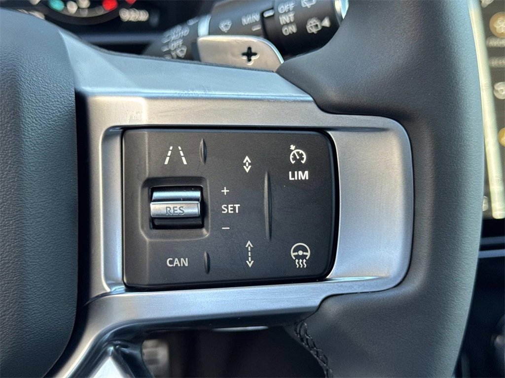 Used 2025 Land Rover Discovery Dynamic SE image 26