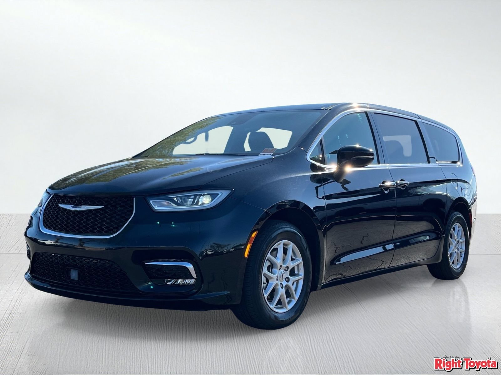 Used 2025 Chrysler Pacifica Select FWD image 2