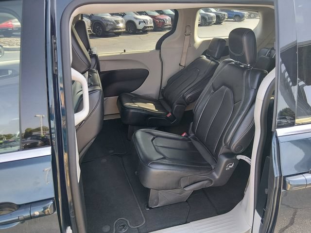 Used 2023 Chrysler Pacifica Touring-L FWD image 13
