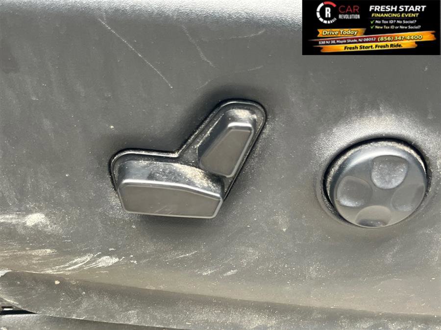 Used 2023 Chrysler Pacifica Touring-L FWD image 31