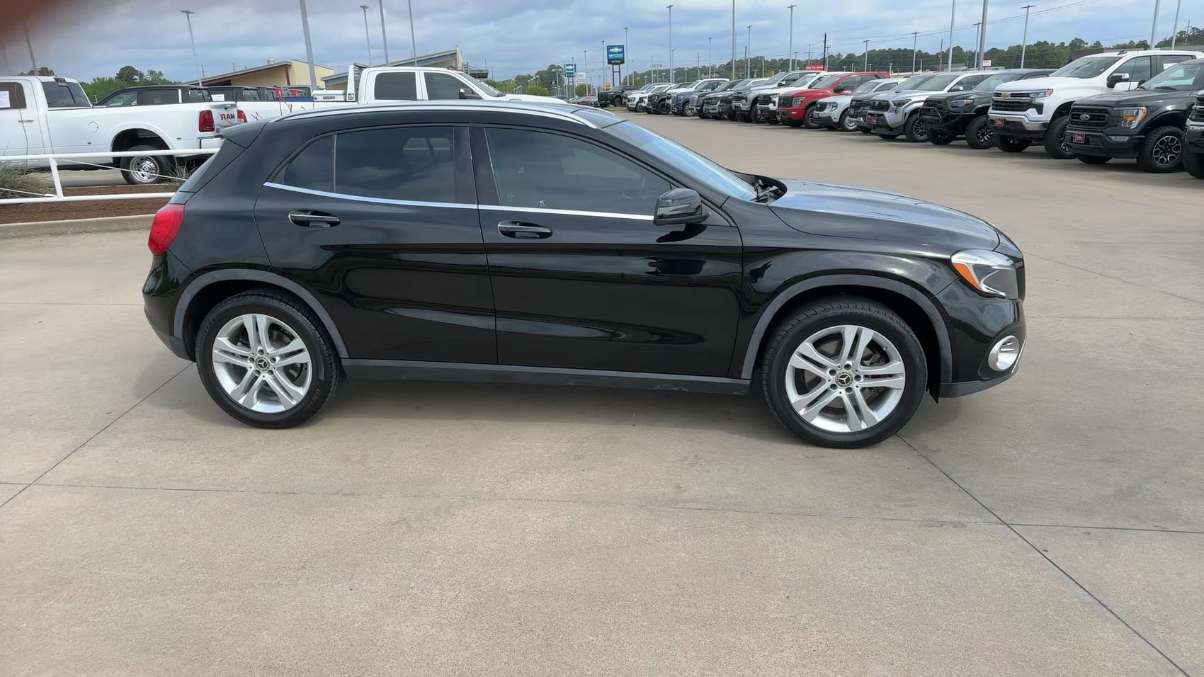 Used 2018 Mercedes-Benz GLA 250 4MATIC image 2
