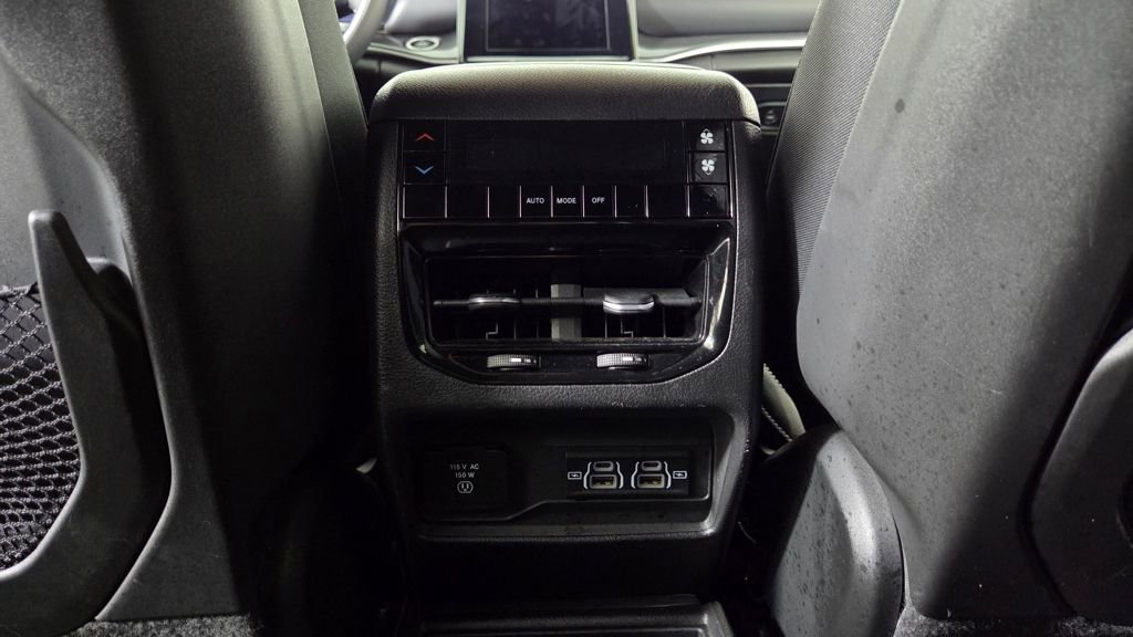 Used 2023 Jeep Grand Cherokee L Laredo image 32