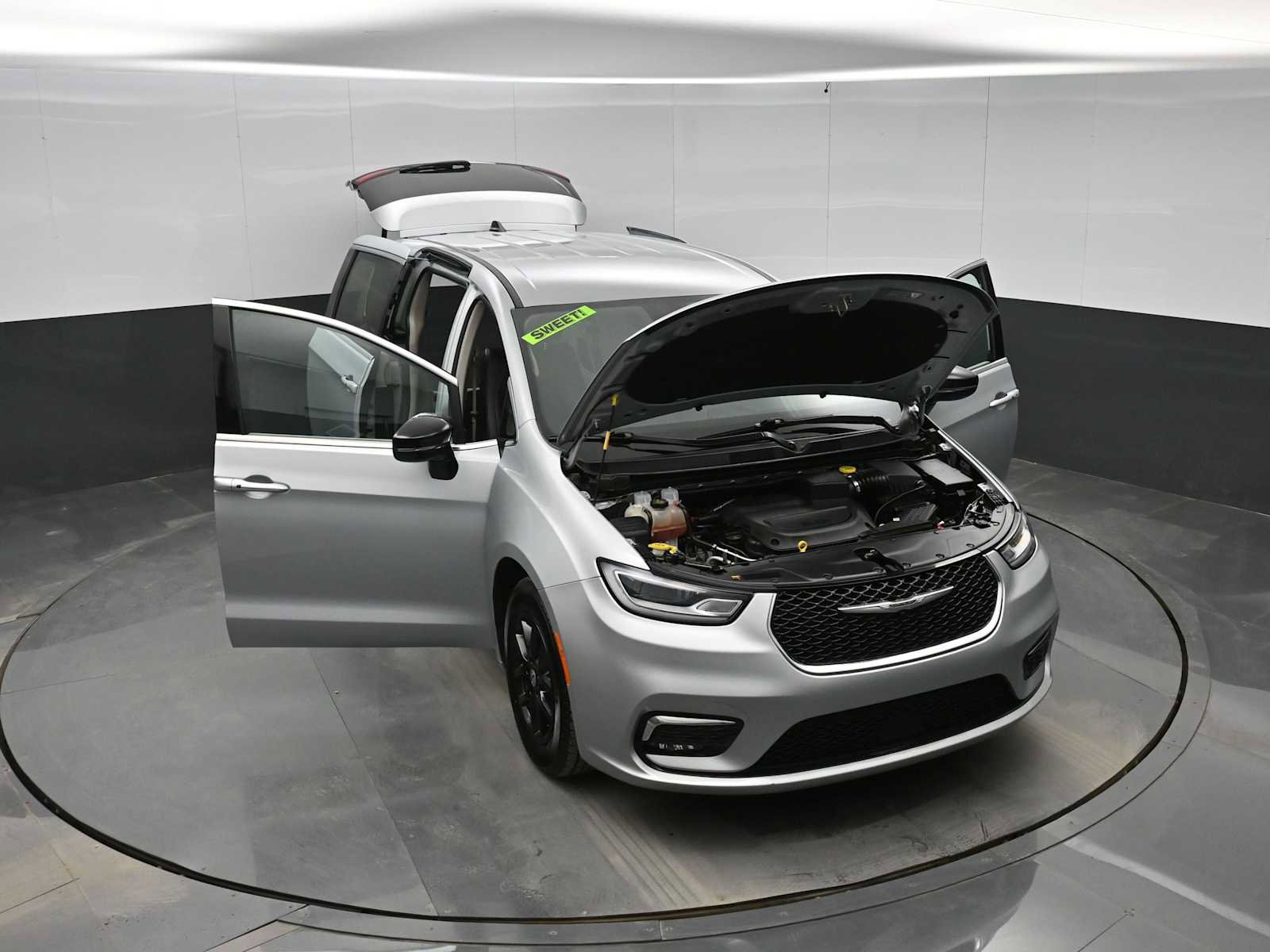 Used 2024 Chrysler Pacifica Touring-L image 39
