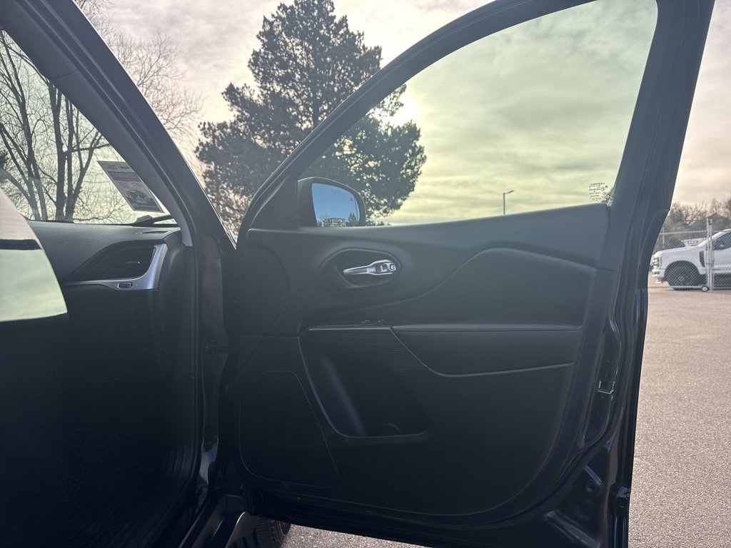 Used 2016 Jeep Cherokee Trailhawk w/ Comfort/Convenience Group image 28