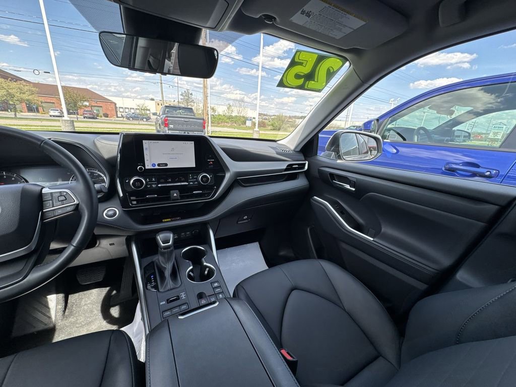 Used 2025 Toyota Highlander XLE AWD/4WD image 11