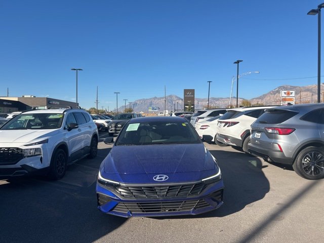 Used 2025 Hyundai Elantra Sport image 2