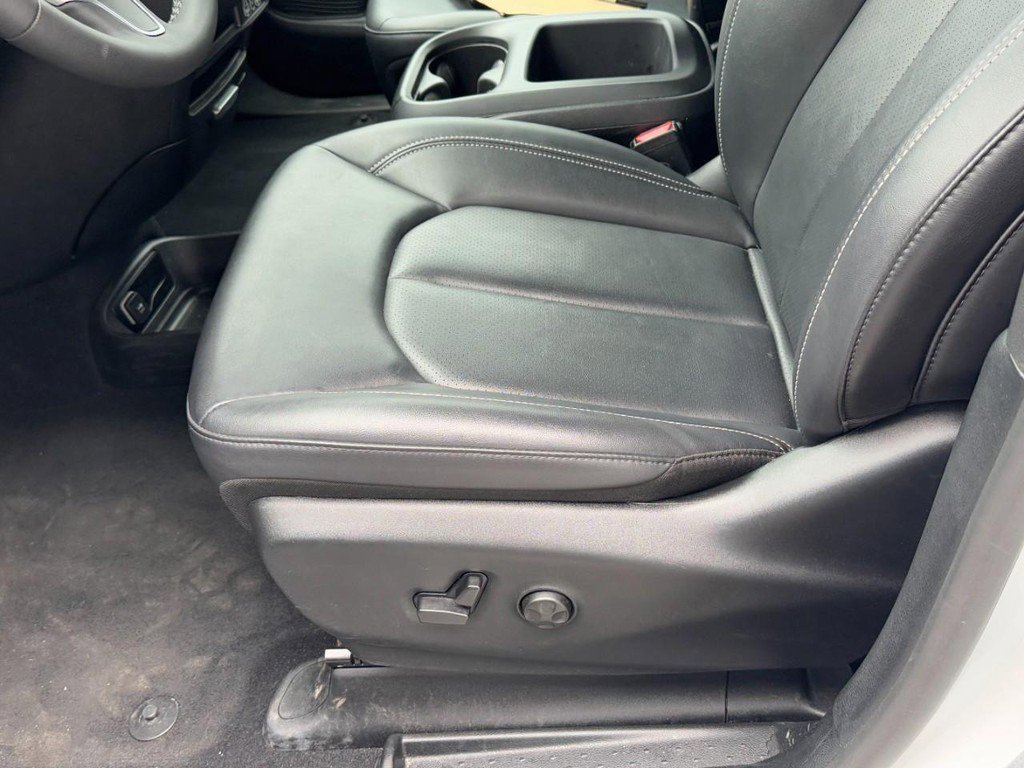 Used 2025 Chrysler Pacifica Select image 28