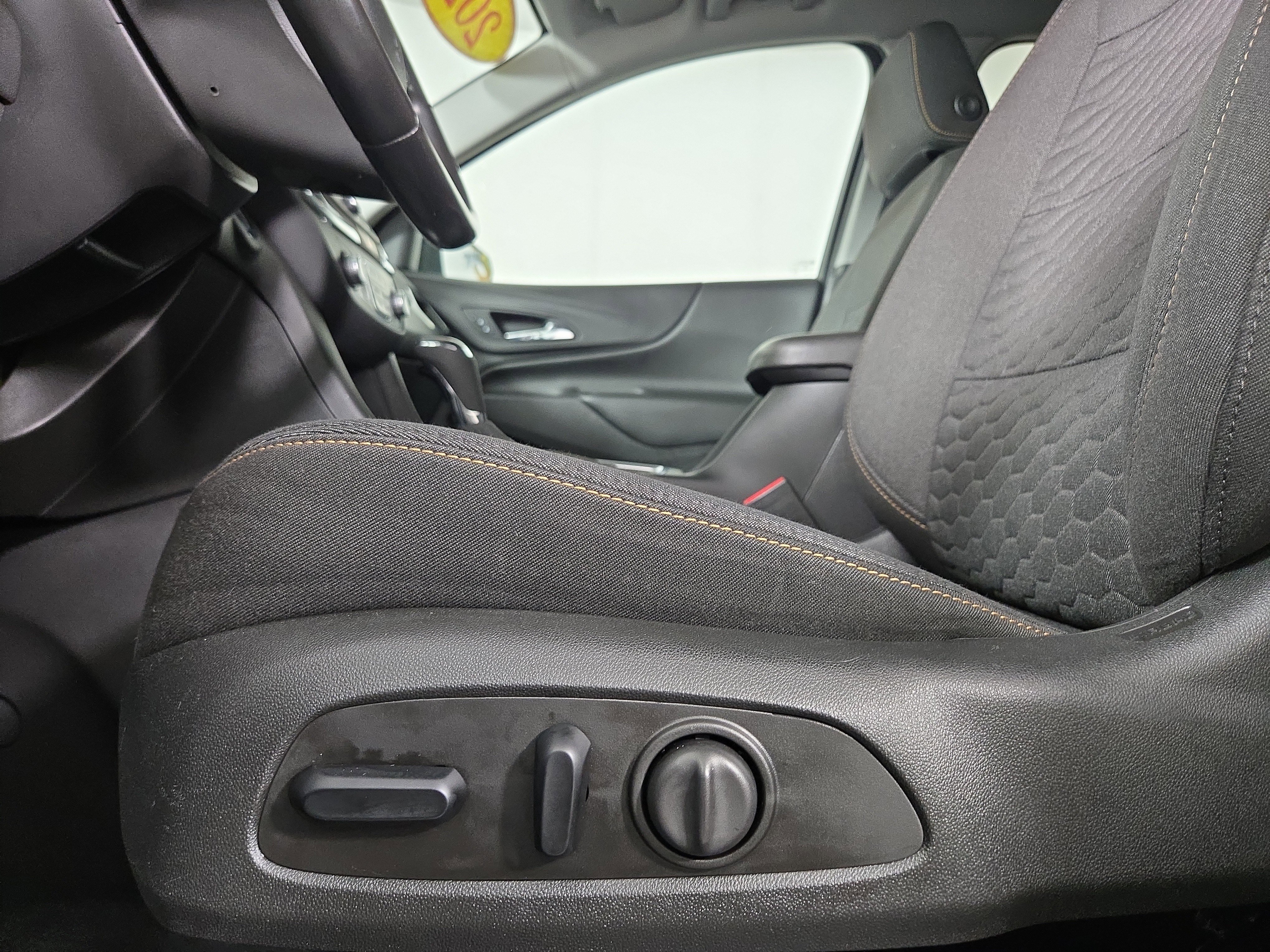 Used 2020 Chevrolet Equinox LT image 30