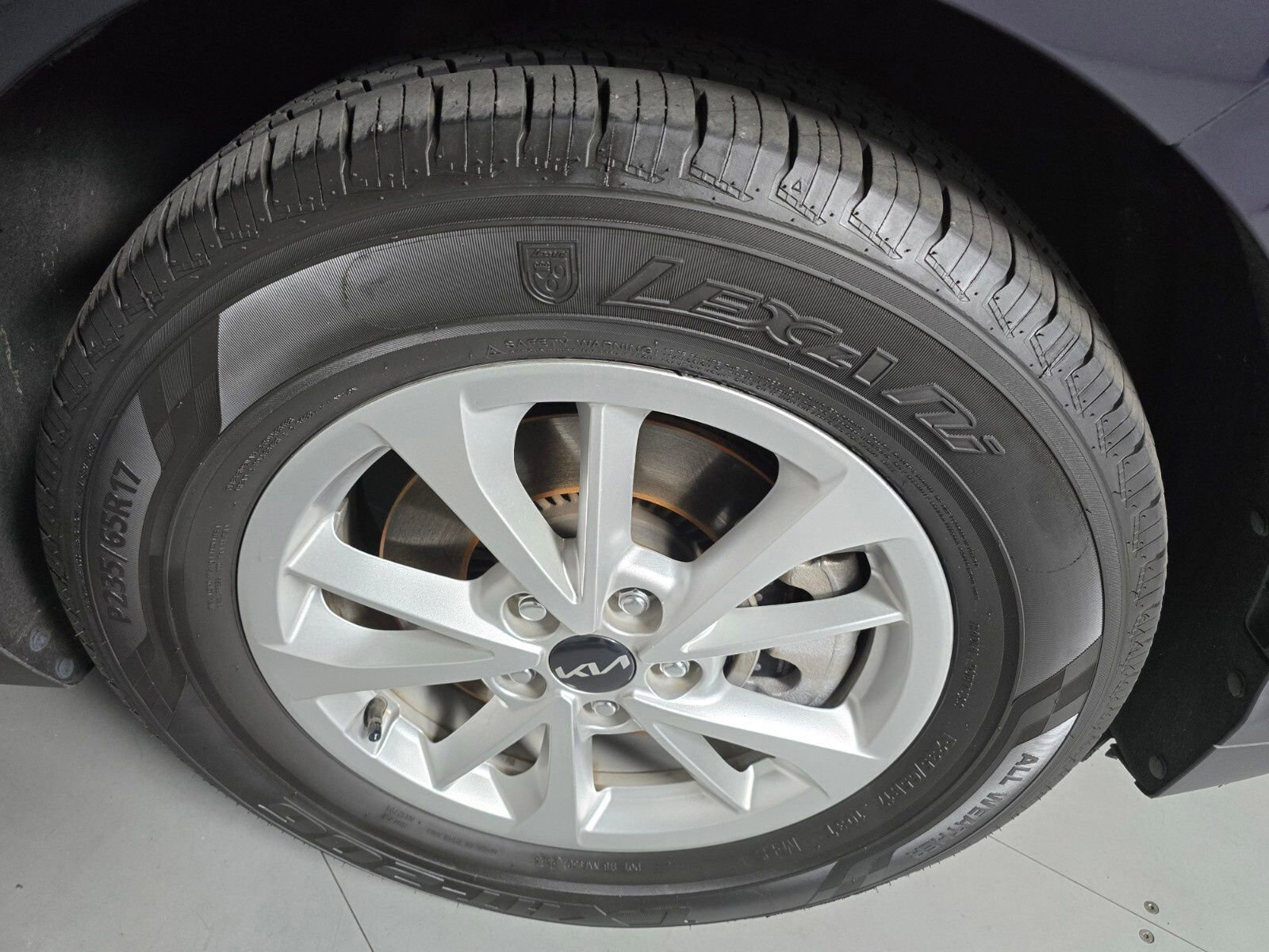 Used 2023 Kia Carnival LX image 12