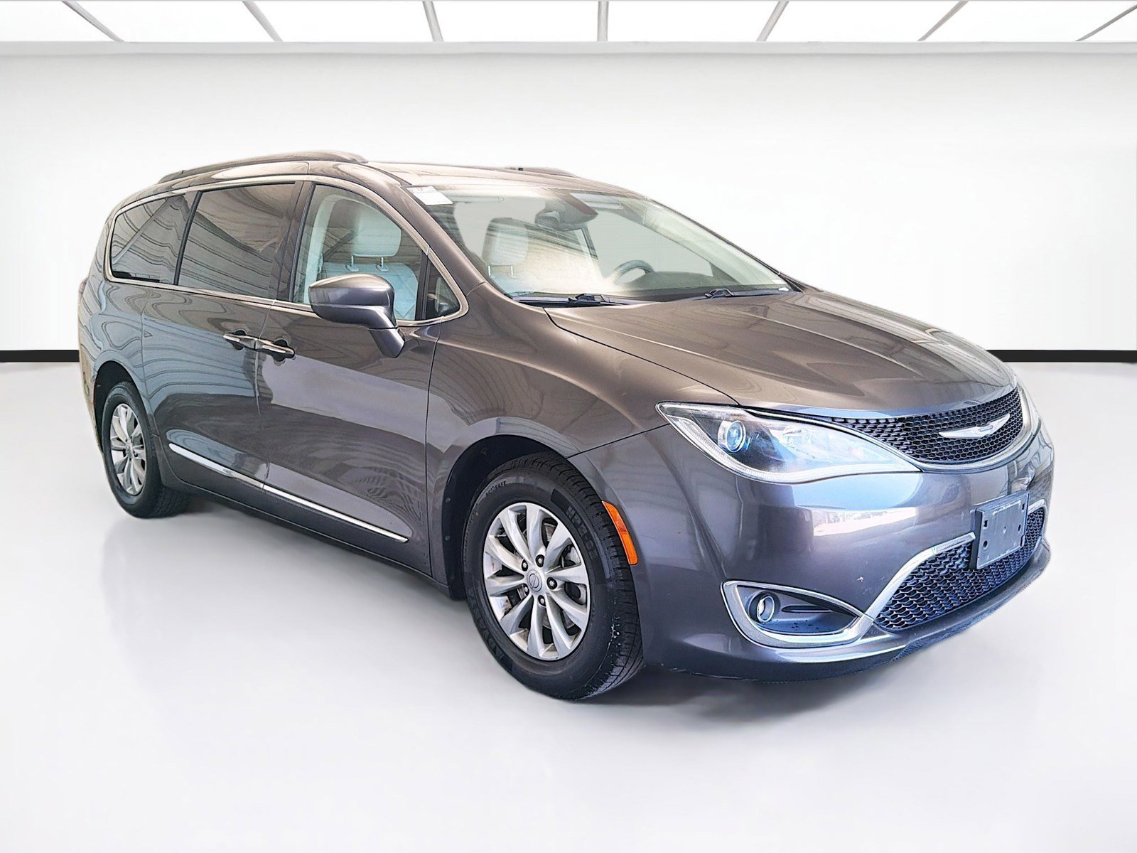 Used 2017 Chrysler Pacifica Touring-L FWD image 3