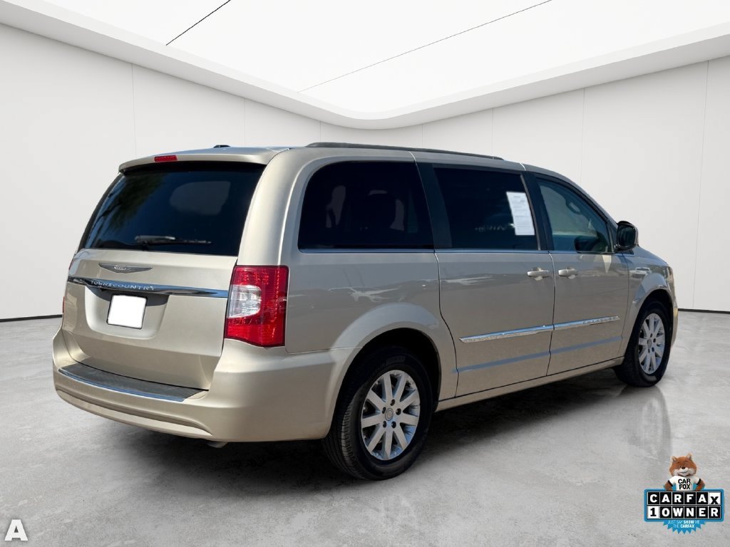 Used 2014 Chrysler Town & Country Touring FWD image 6