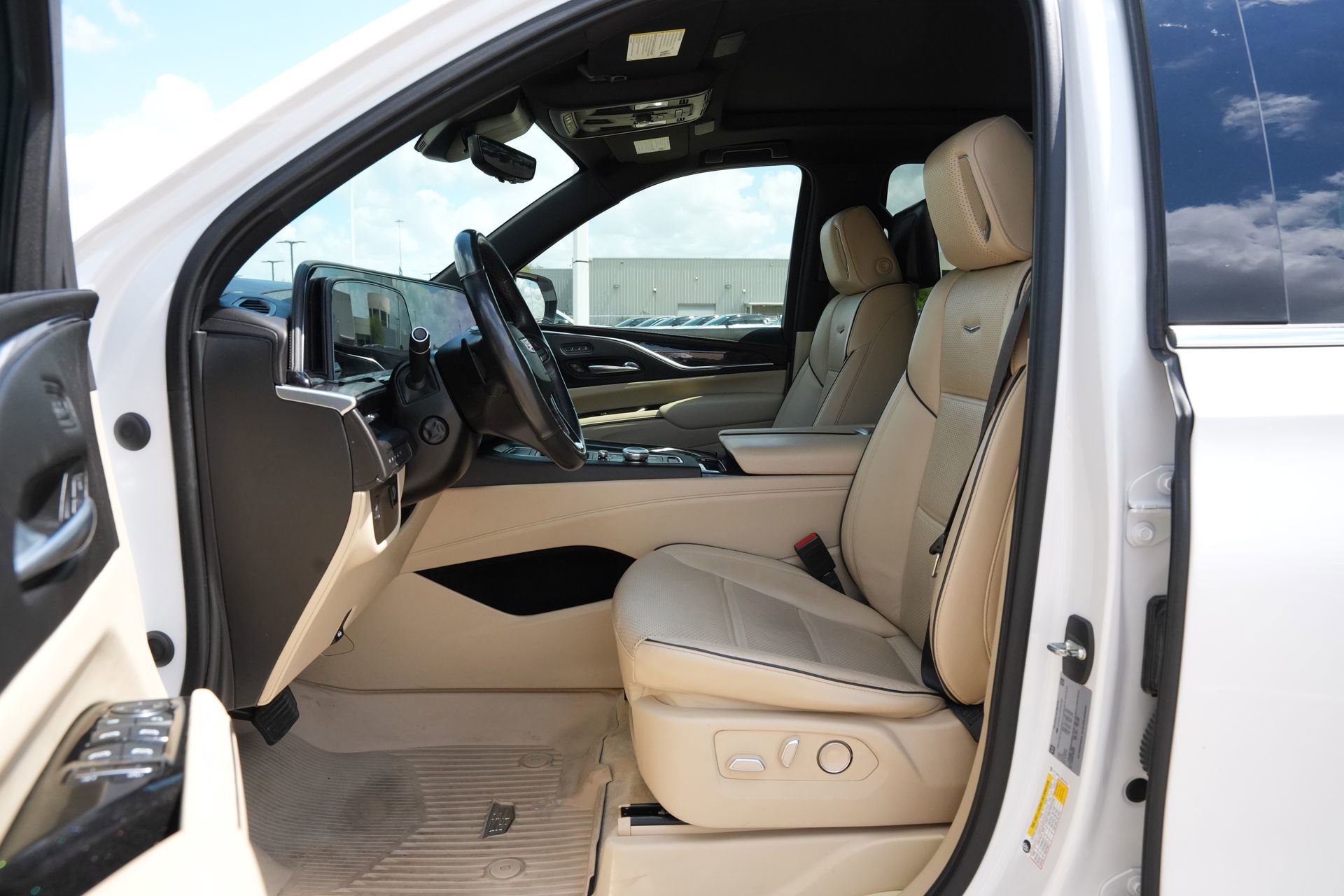 Used 2021 Cadillac Escalade ESV Premium Luxury AWD/4WD image 16