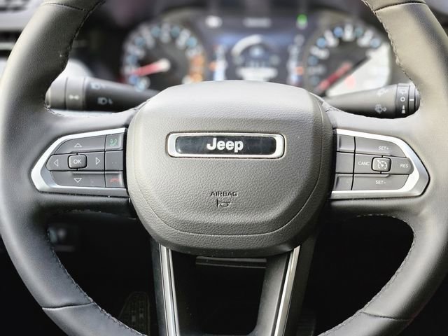 Used 2025 Jeep Compass Latitude AWD/4WD image 16