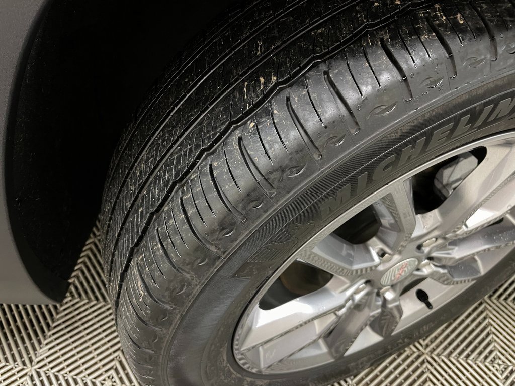 Used 2024 GMC Terrain SLT image 47