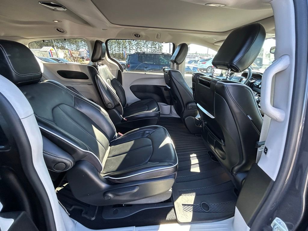Used 2022 Chrysler Pacifica Limited w/ Uconnect Theater Family Group image 23
