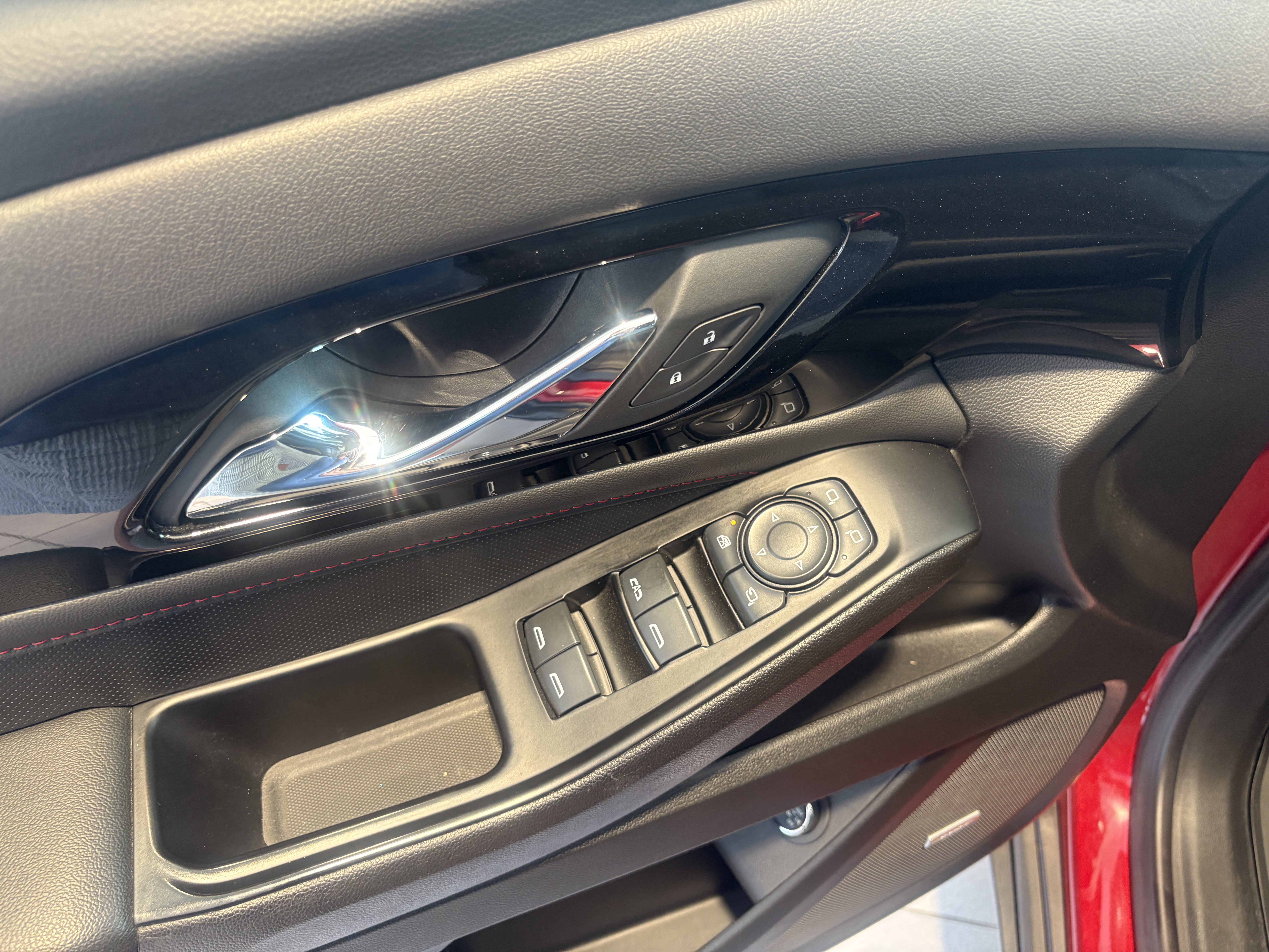 Used 2023 Chevrolet Traverse RS image 8