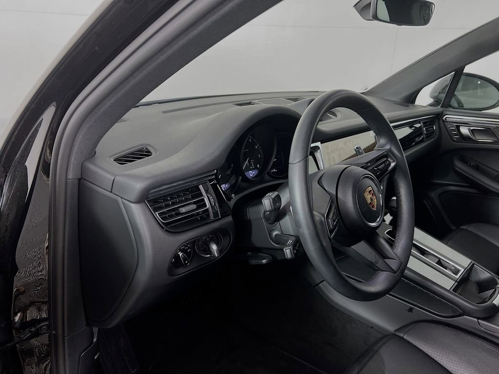 Certified 2025 Porsche Macan AWD/4WD image 4