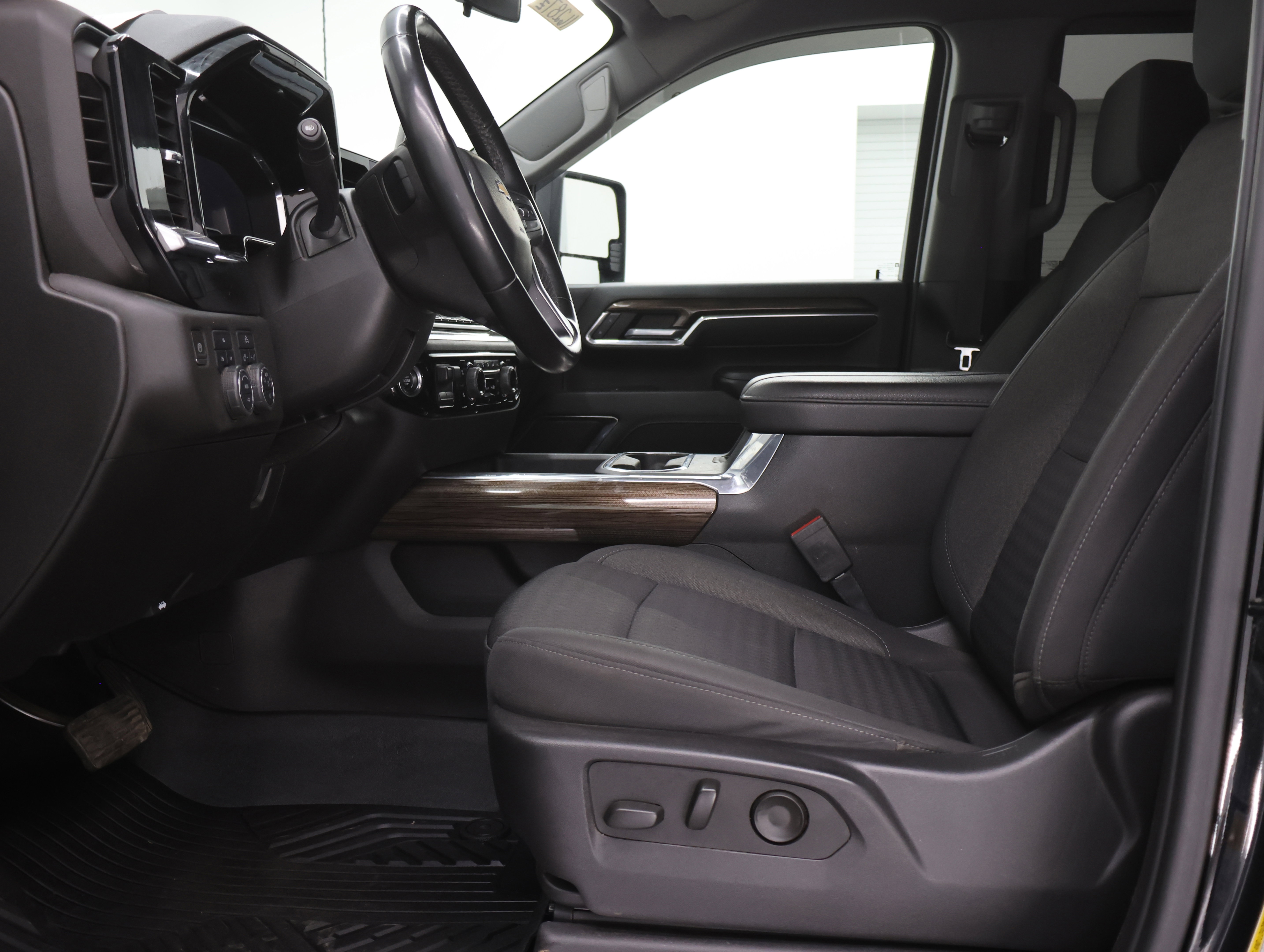 Used 2024 Chevrolet Silverado 2500 LT image 8