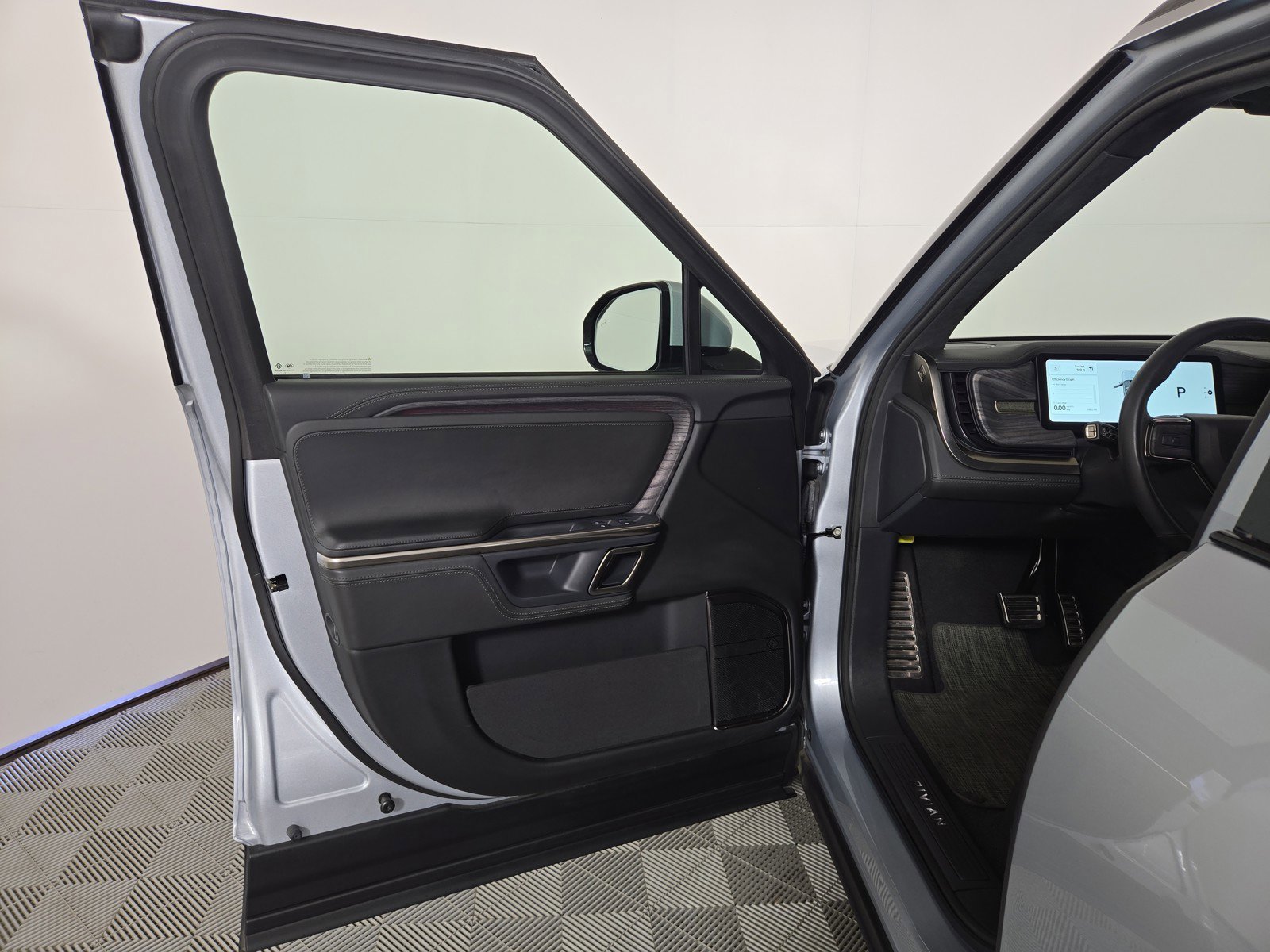 Used 2024 Rivian R1S Adventure AWD/4WD image 16
