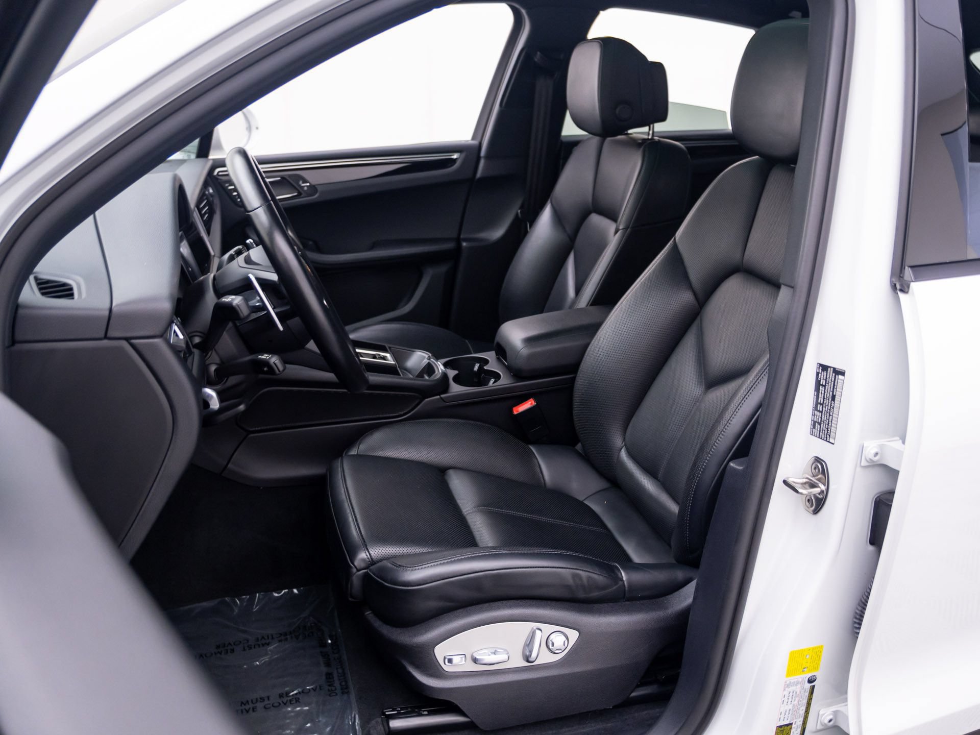 Certified 2024 Porsche Macan w/ Premium Plus Package AWD/4WD image 5