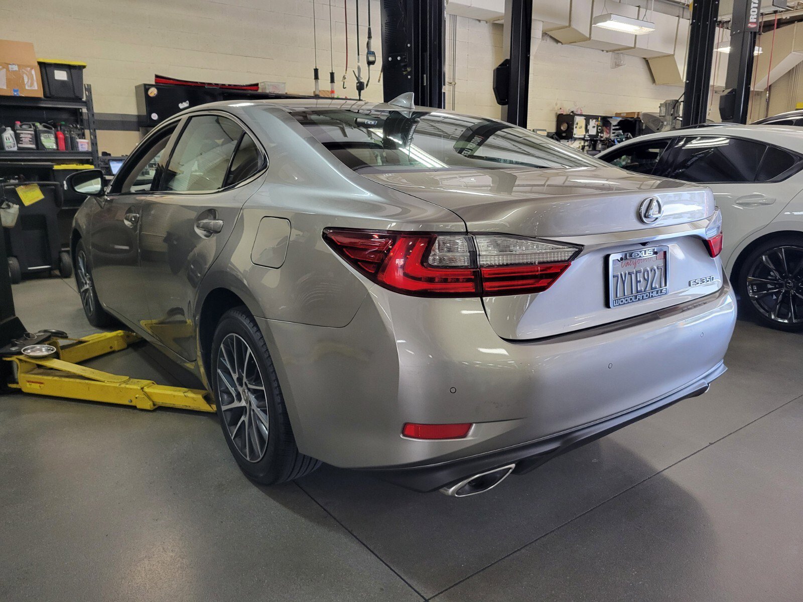 Used 2017 Lexus ES 350 w/ Navigation System Package image 4