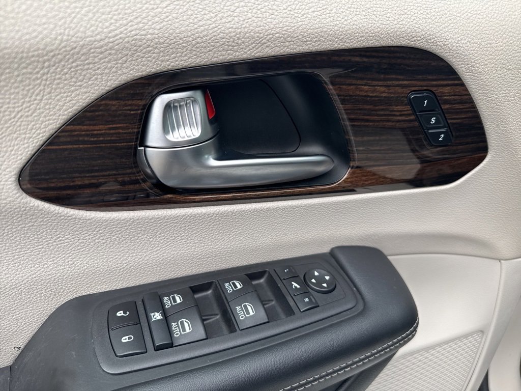 Used 2023 Chrysler Pacifica Limited image 9