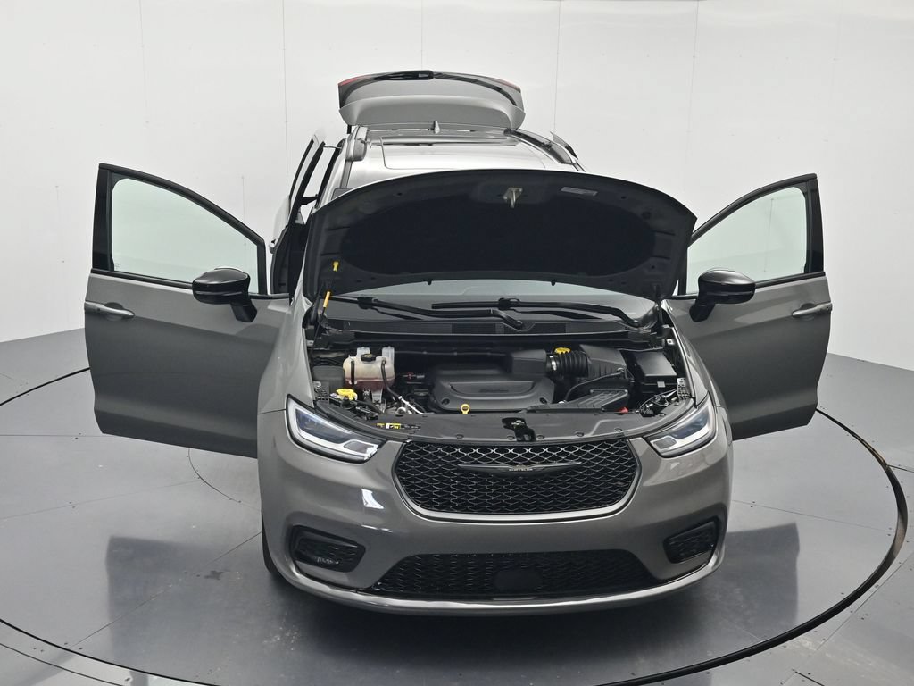Used 2025 Chrysler Pacifica Limited FWD image 45
