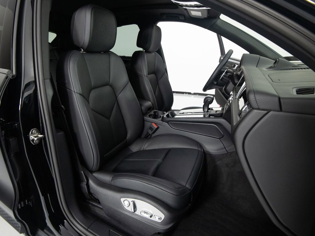 Certified 2026 Porsche Macan AWD/4WD image 33
