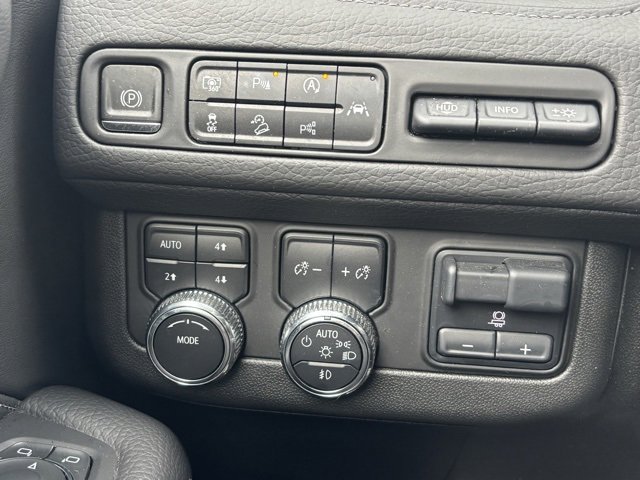 Used 2023 GMC Yukon XL Denali w/ Advanced Technology Package image 26