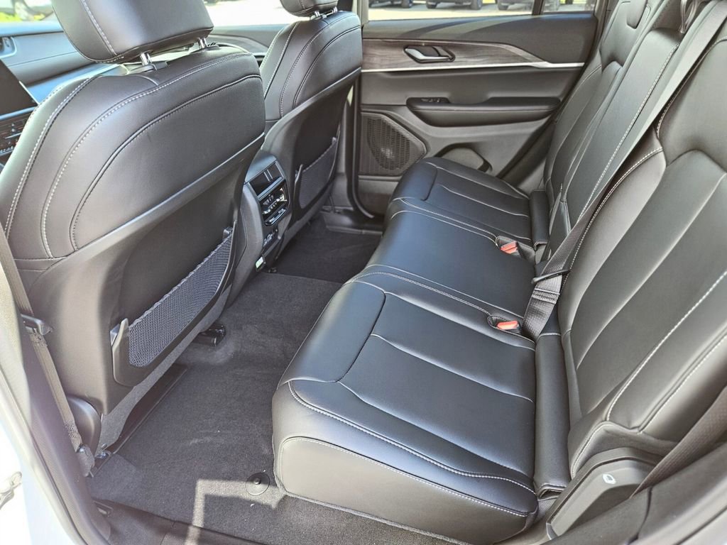 New 2025 Jeep Grand Cherokee Limited w/ Black Appearance Package image 16