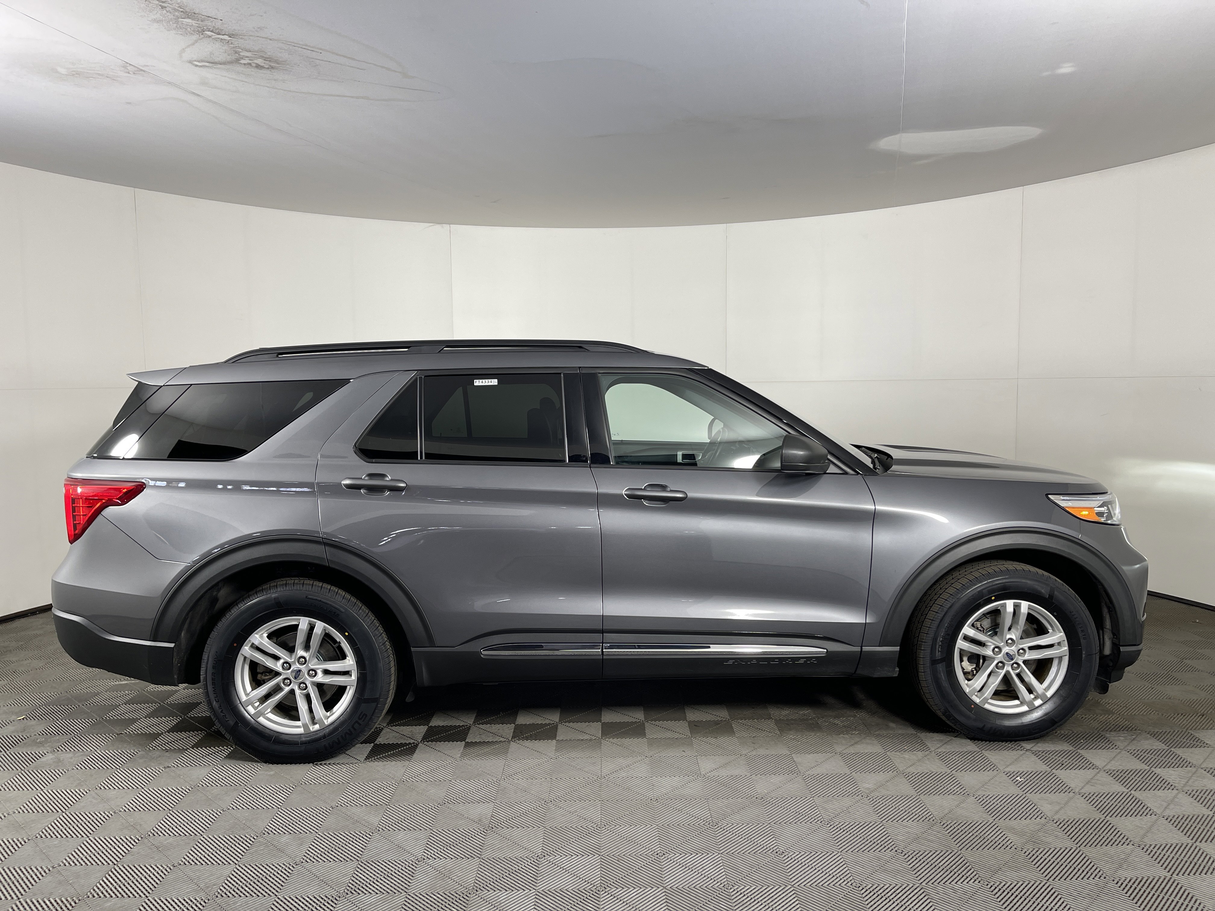 Used 2022 Ford Explorer XLT w/ Equipment Group 202A image 5