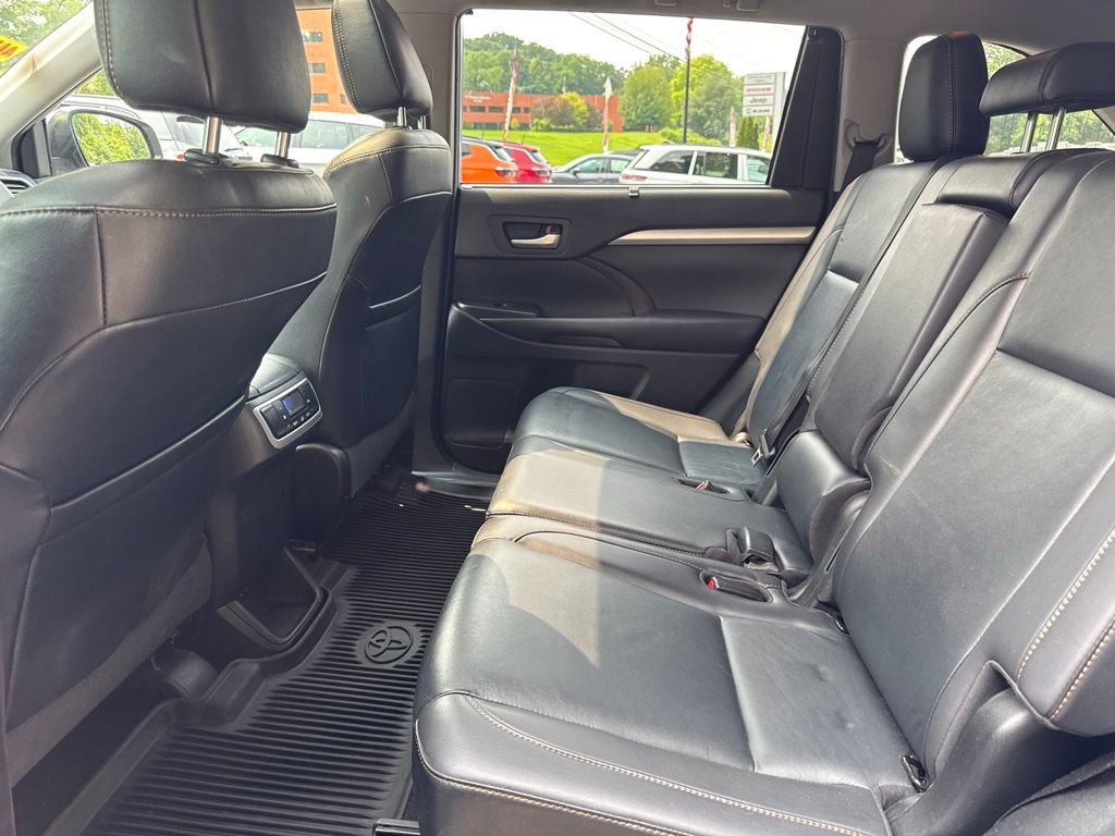 Used 2019 Toyota Highlander XLE AWD/4WD image 12
