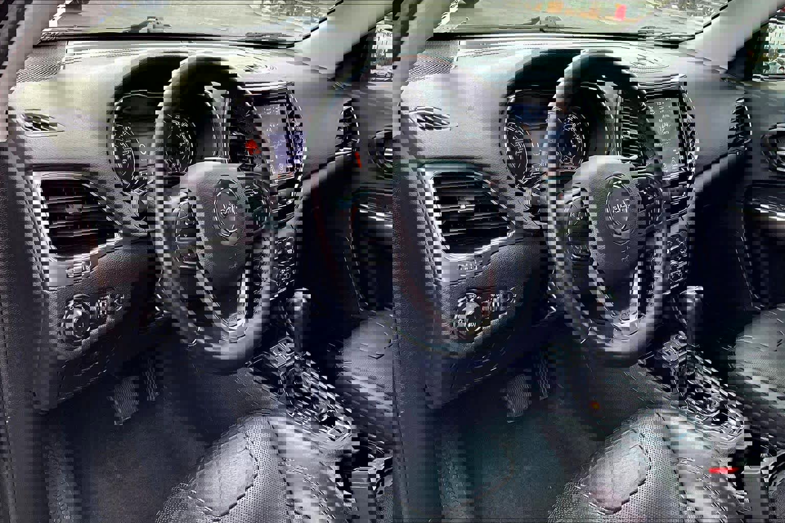 Used 2019 Jeep Cherokee Limited image 16