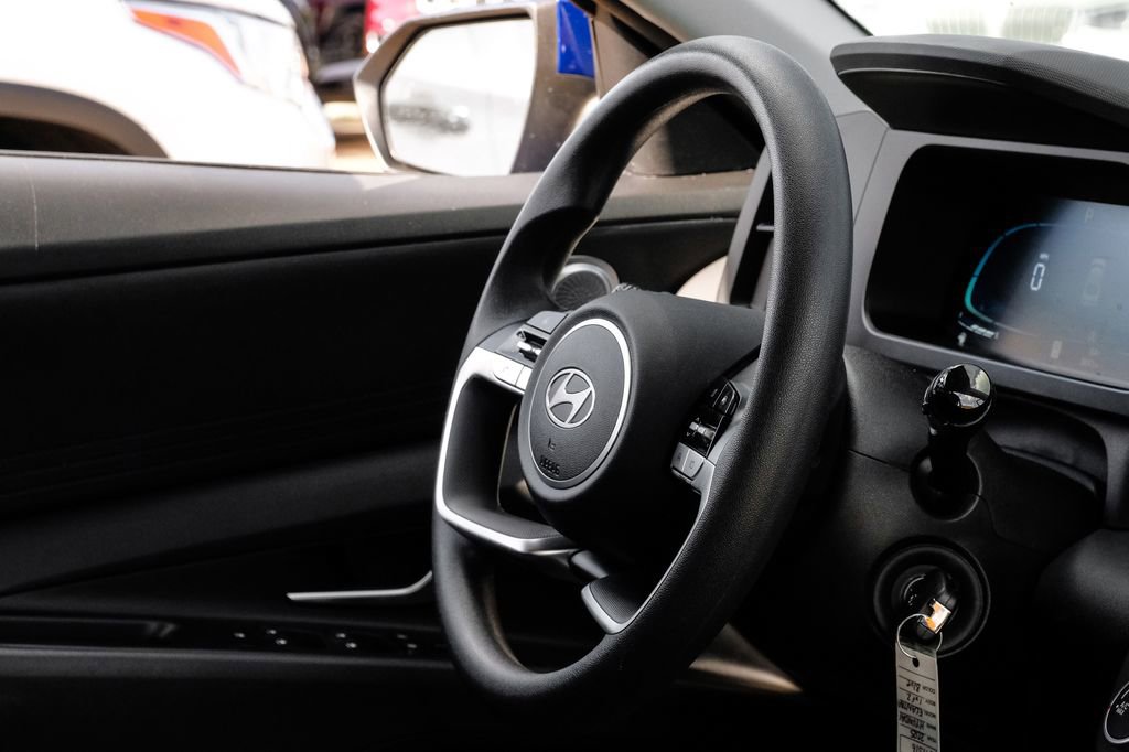 Used 2025 Hyundai Elantra SE image 20