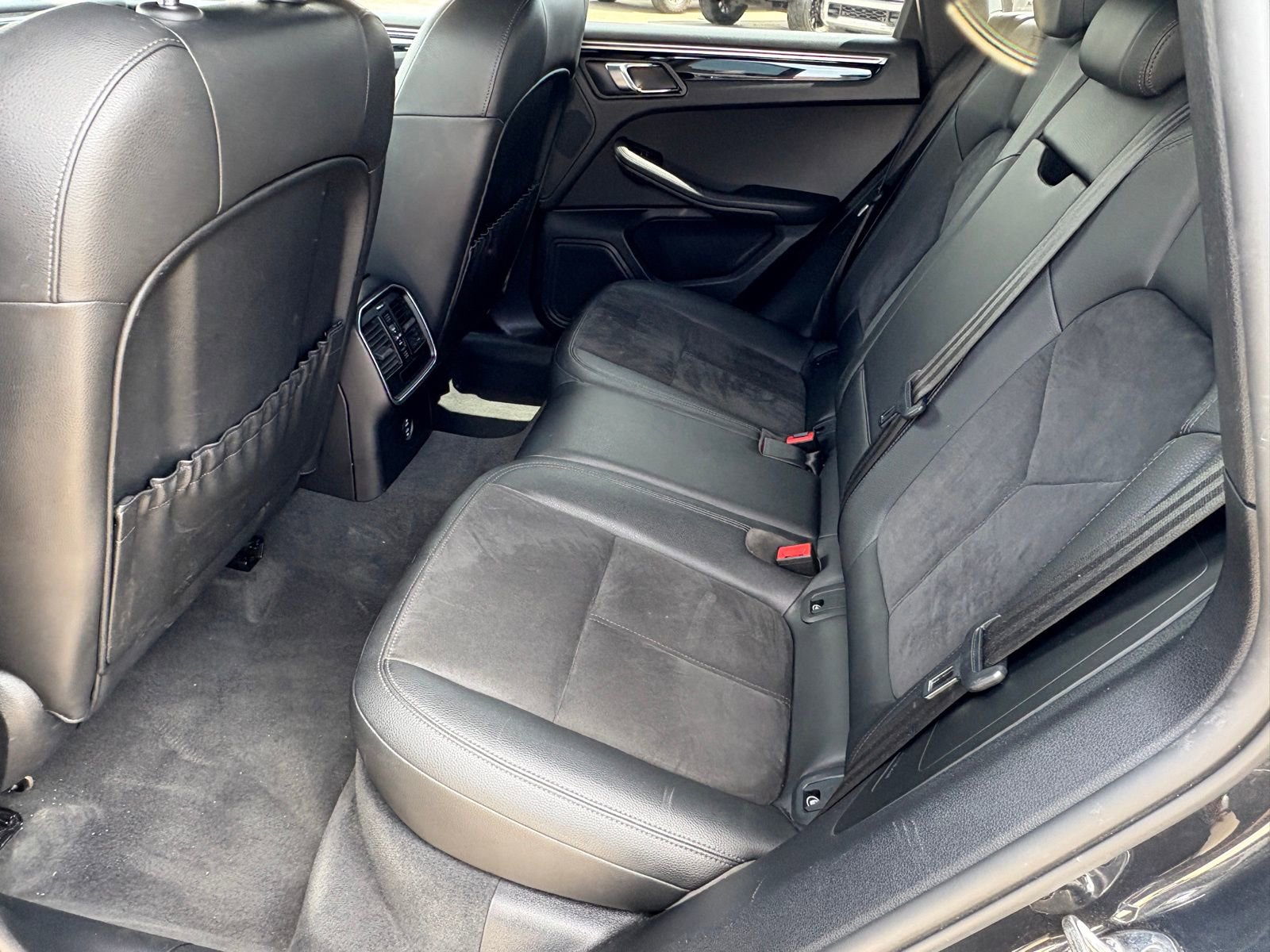 Used 2020 Porsche Macan image 37