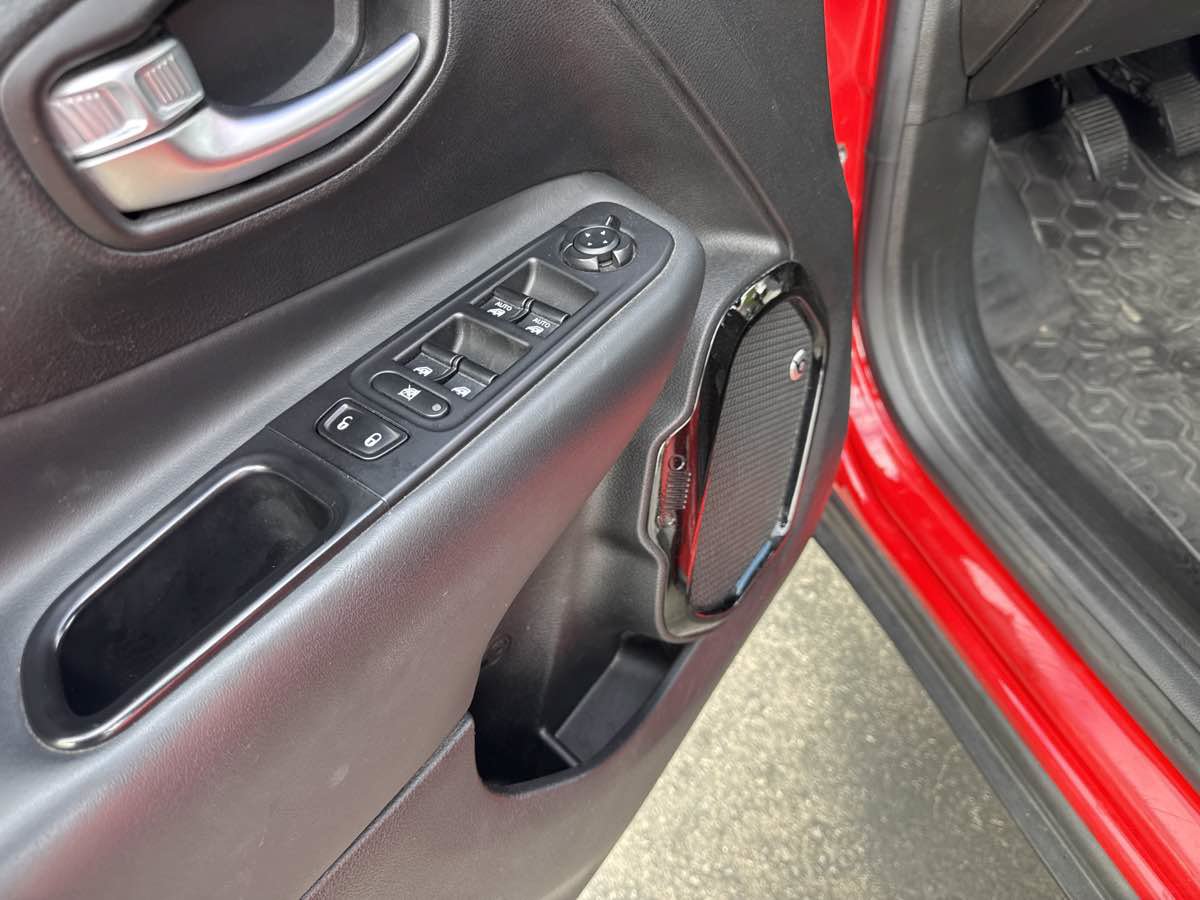 Used 2017 Jeep Renegade Altitude FWD image 15