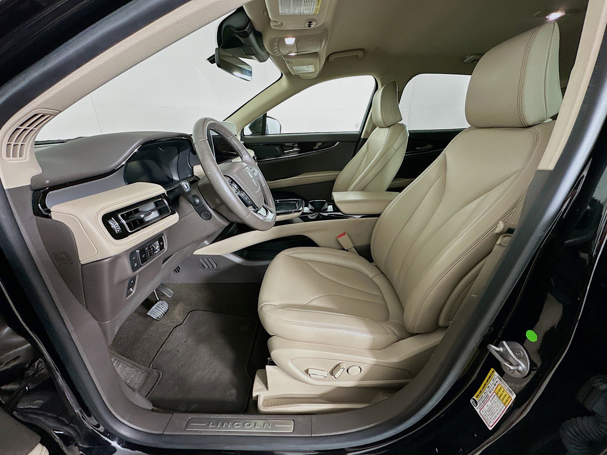 Used 2022 Lincoln Nautilus FWD w/ Premium Package image 13